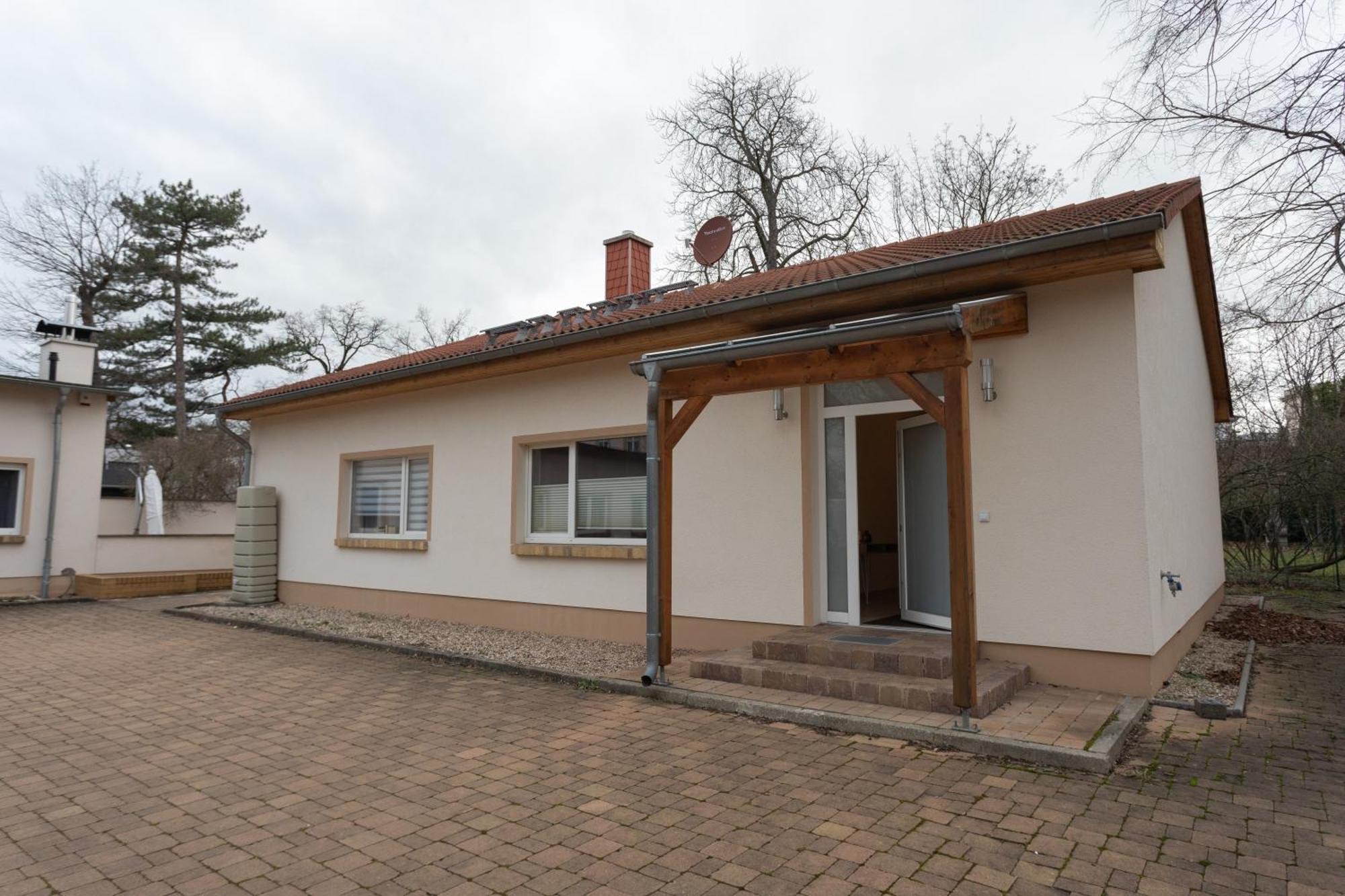 Stadthaus Mit 2 Schlafzimmern & Wohnzimmer Mit Kamin - Kostenloser Privat-Parkplatz Auf Dem Grundstueck Lipcse Kültér fotó