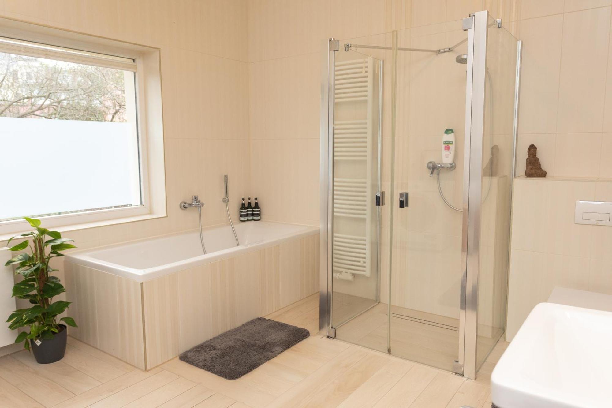 Stadthaus Mit 2 Schlafzimmern & Wohnzimmer Mit Kamin - Kostenloser Privat-Parkplatz Auf Dem Grundstueck Lipcse Kültér fotó