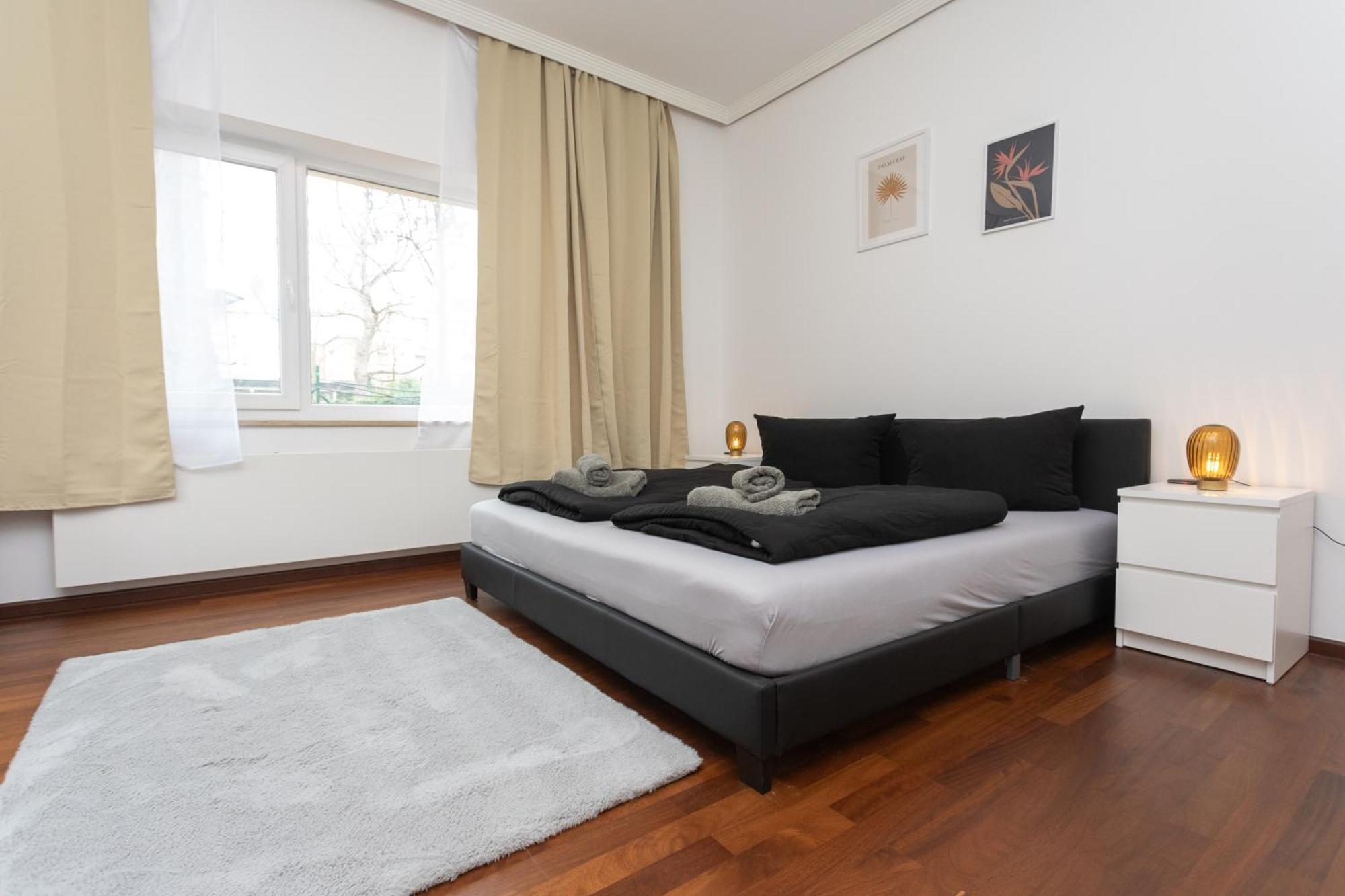 Stadthaus Mit 2 Schlafzimmern & Wohnzimmer Mit Kamin - Kostenloser Privat-Parkplatz Auf Dem Grundstueck Lipcse Kültér fotó