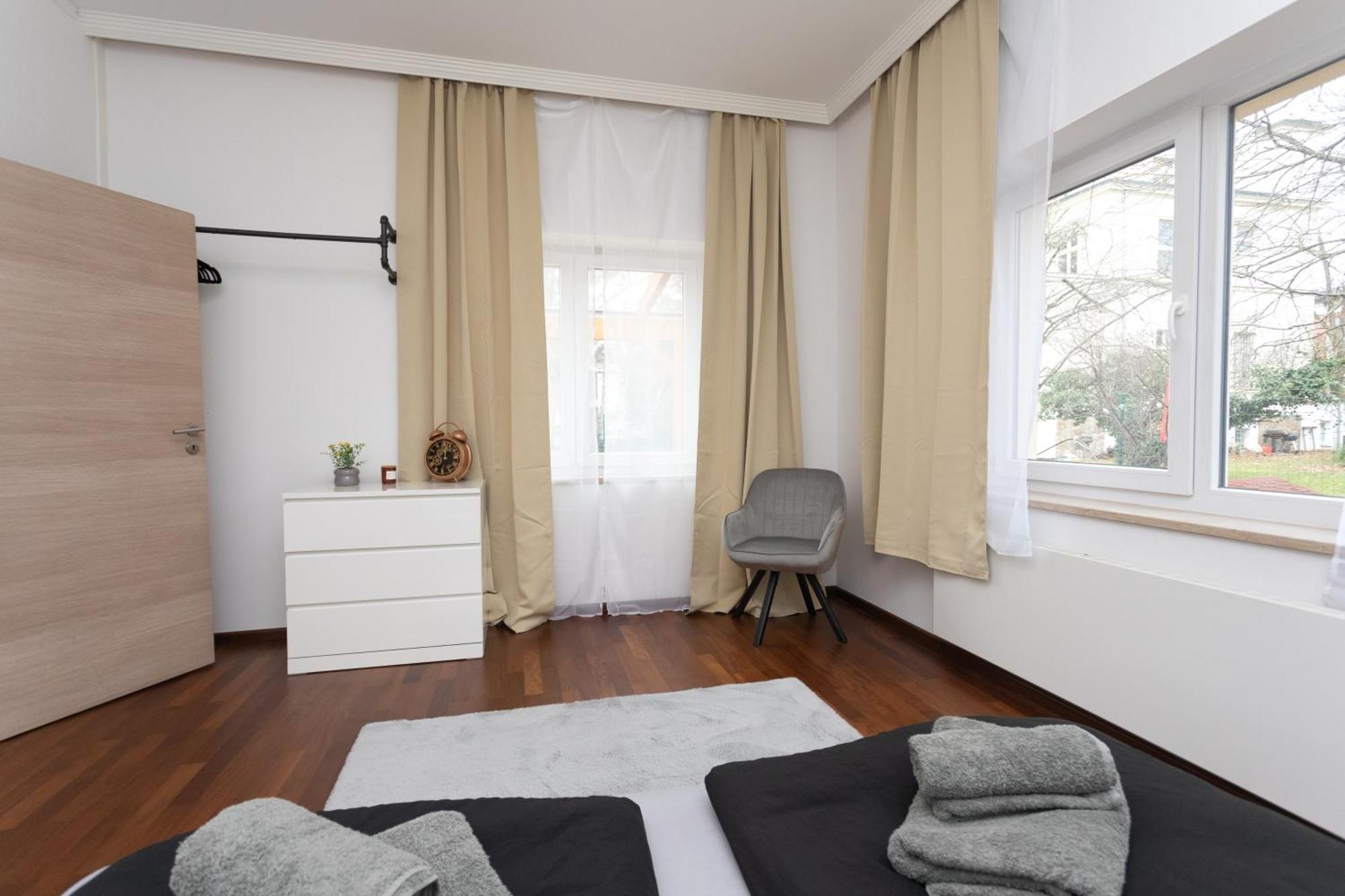 Stadthaus Mit 2 Schlafzimmern & Wohnzimmer Mit Kamin - Kostenloser Privat-Parkplatz Auf Dem Grundstueck Lipcse Kültér fotó