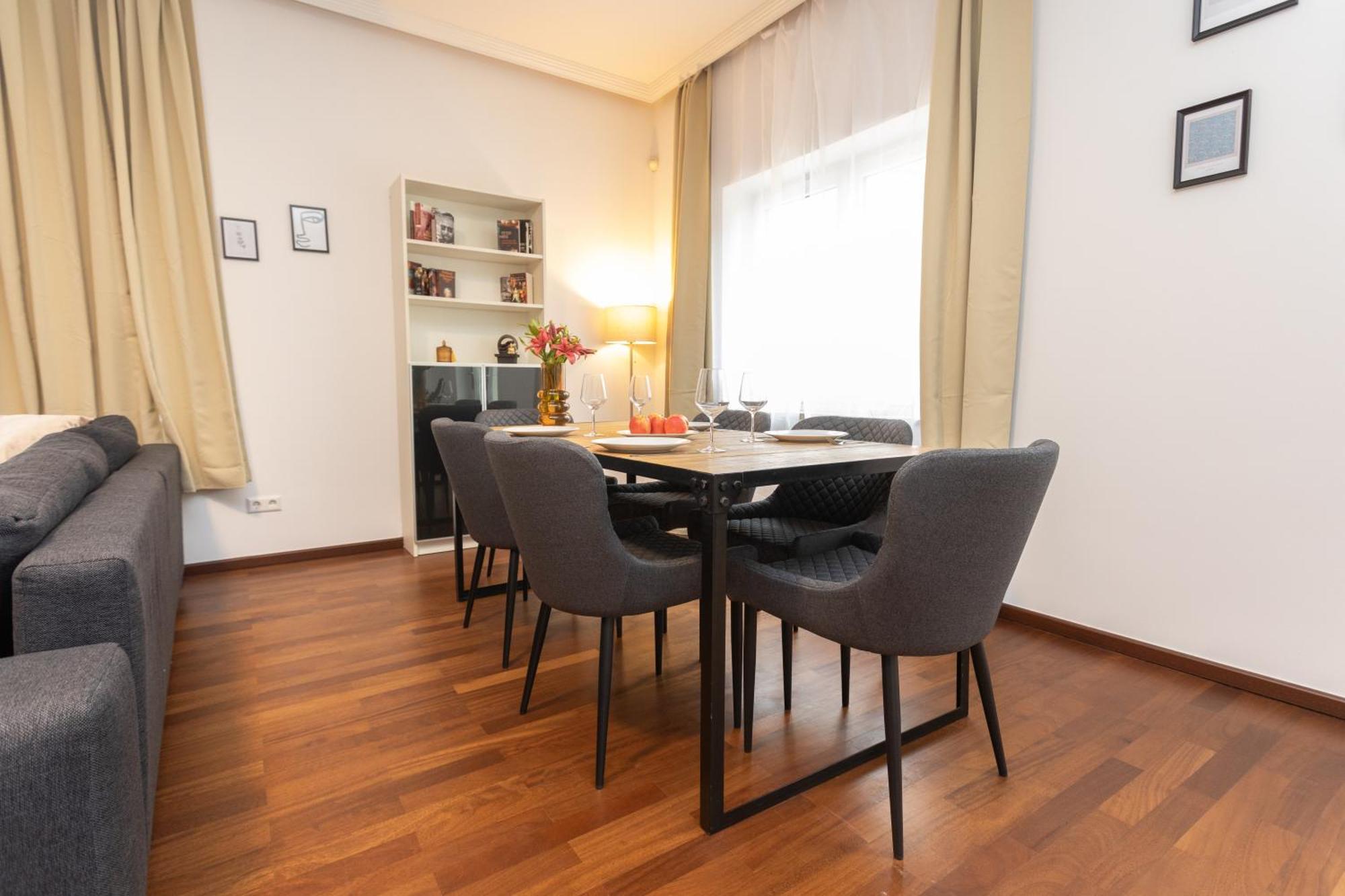 Stadthaus Mit 2 Schlafzimmern & Wohnzimmer Mit Kamin - Kostenloser Privat-Parkplatz Auf Dem Grundstueck Lipcse Kültér fotó
